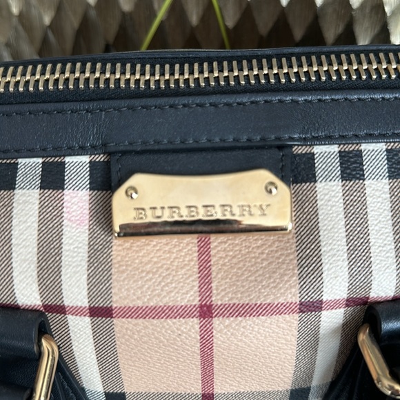 Barely worn Burberry handbag - Picture 2 of 3
